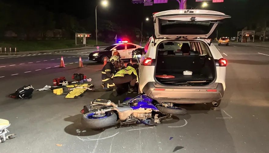 【影】多元計程車違規左迴轉！重機女騎士撞進車底命危…害人影像曝光