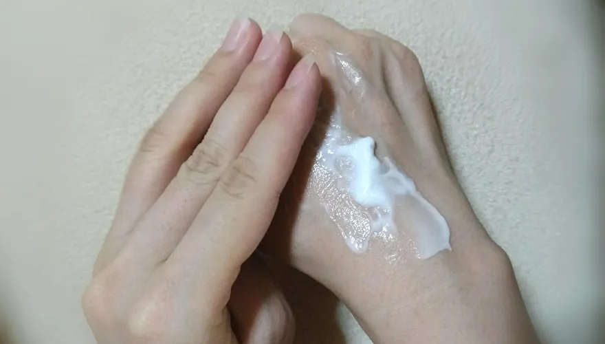 狂噴酒精消毒皮膚「乾裂脫皮」？醫教1招「手部保養法」解救乾癢肌