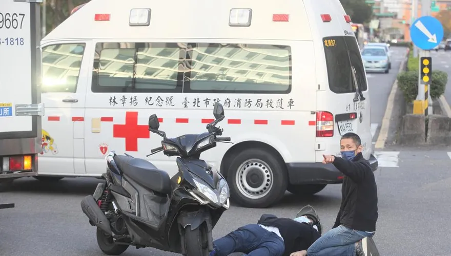 吳怡農跑行程遇車禍！男騎士倒地不起 媒體人一句話酸爆
