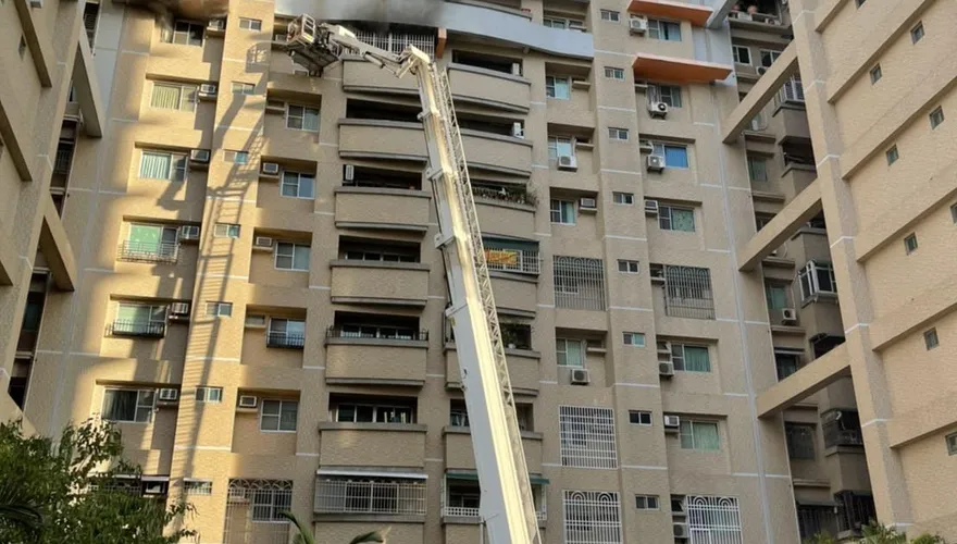 快訊/【影】台南大樓火警3人送醫　95歲翁OHCA搶救中