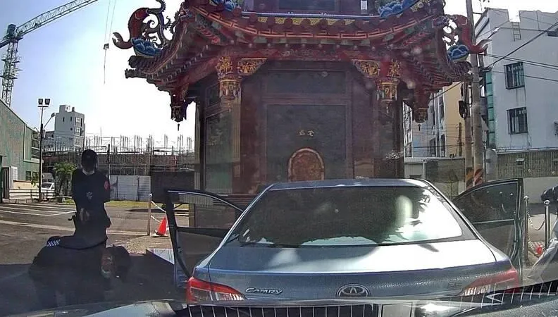 【影】這種「藥」保生大帝不收喔！男闖紅燈被警追竟撞上廟口金爐　車內搜出11包海洛因