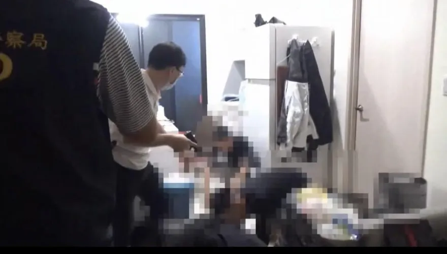 【影】高雄暴力7人團落網！騙存摺供詐欺再囚禁變豬仔　警攻堅瓦解巢穴「通殺」