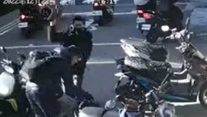 【影】騎車變打人！騎士被按喇叭罵幾句　竟遭對方安全帽怒砸