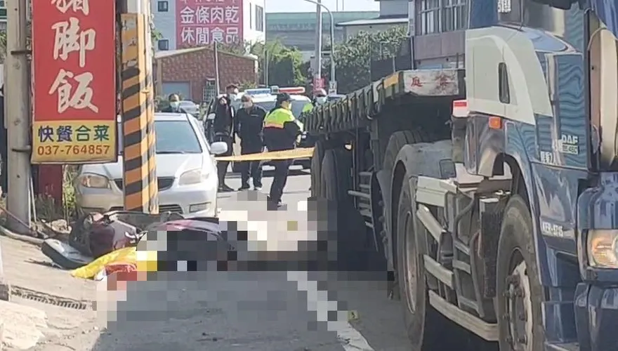 【影】8旬翁騎車與聯結車並行　擦碰連人帶車遭捲輪下身亡