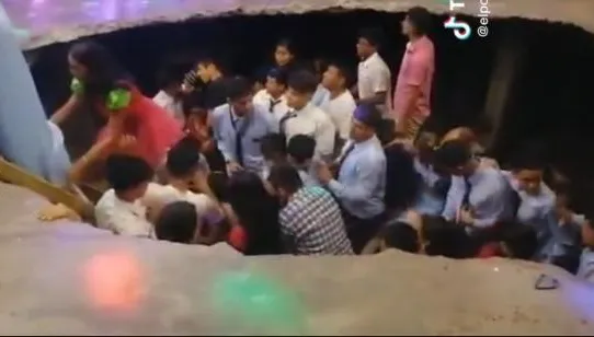【影】好恐怖！祕魯學生於畢業舞會跳舞慶祝　下一秒25人突墜「天坑」驚聲尖叫