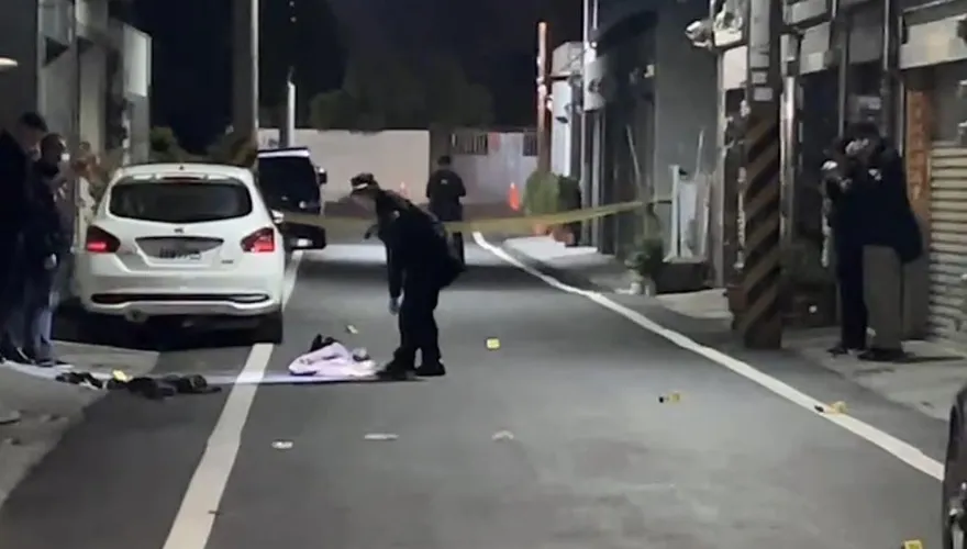 快訊/高雄岡山叔叔持鐮刀砍姪子　警連開15槍制止嫌犯不治