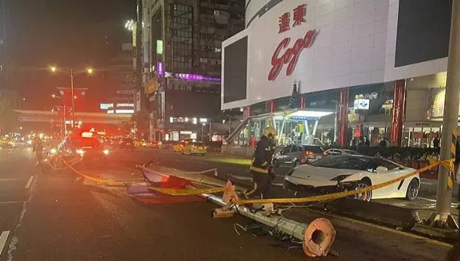 【影】平安夜藍寶堅尼出事！失控撞爆忠孝SOGO前燈桿　車頭全毀畫面曝