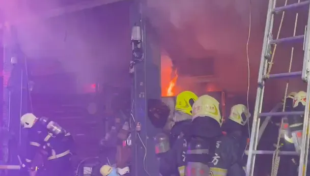 【影】平安夜竄大火！高雄民宅火警　火舌爆竄衝破窗…驚險救出8旬翁