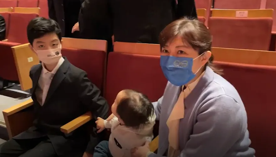 【影】蔣萬安就職北市長/兒子難得亮相　遺傳老爸「英俊挺拔」　太太石舫亘氣質出席
