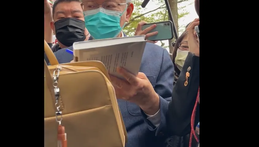 尷尬！柯文哲交接蔣萬安　遭突襲抗議嗆「柯文哲麥走」