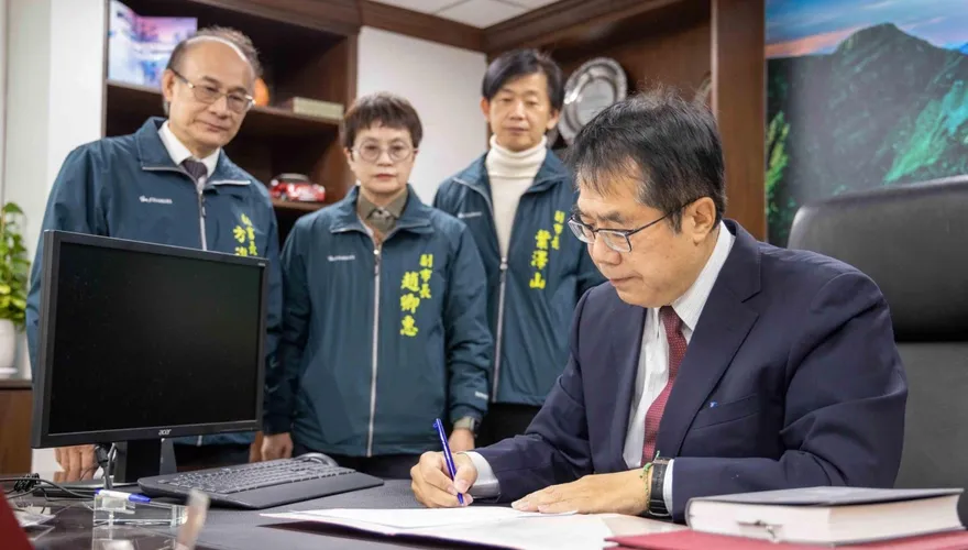 黃偉哲就職簽署廉政公約　6點內容曝光