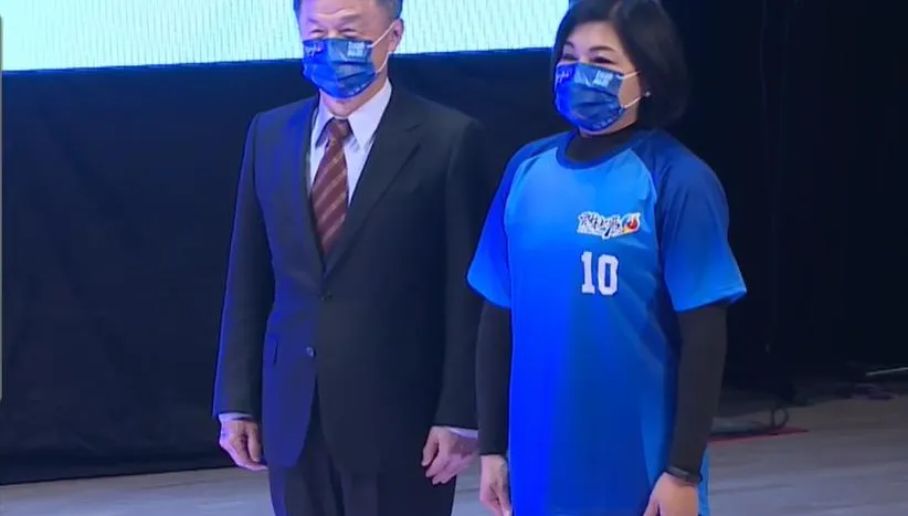 雲林如梅西！張麗善穿球衣宣誓就職：克服先天不良弱勢