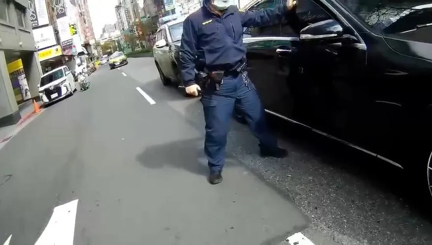 【影】北市賓士男拒檢遭警開槍！嫌犯棄車逃…晚間落網