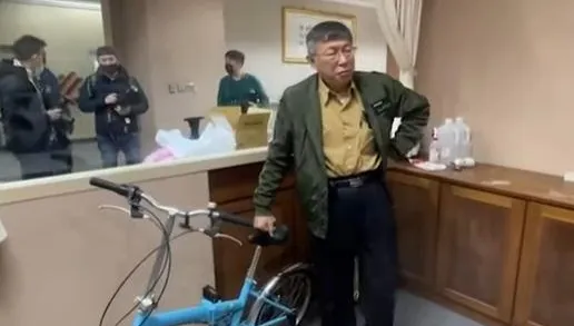 柯文哲將騎腳踏車去台大　王世堅諷：會再補送龍袍過去