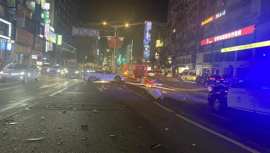 【影】專家透露維修價！平安夜小牛東區街頭GG事件　駕駛跟女友借車載「她」兜風這下尷尬