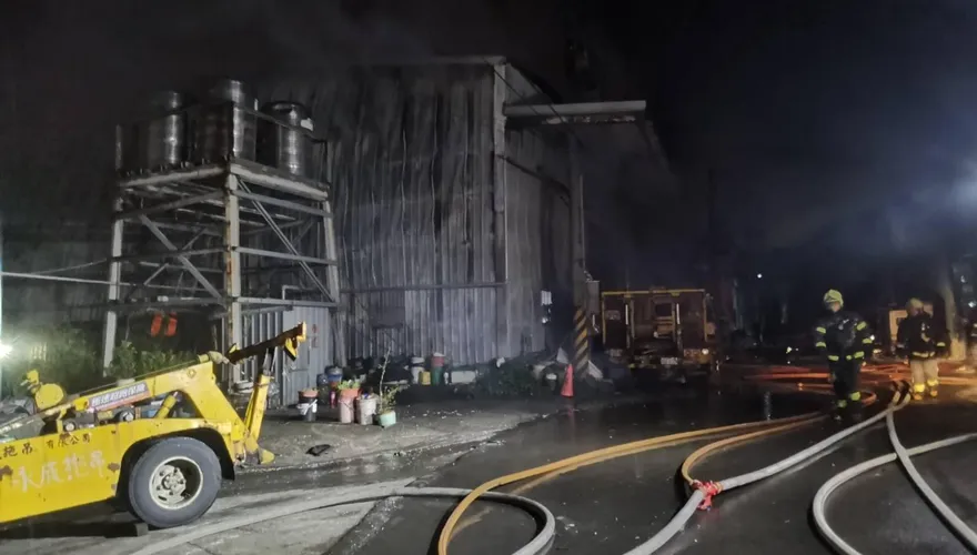 【影】朱宗慶樂團八里倉庫燒了！新北5工廠大火傳爆炸　延燒逾600坪
