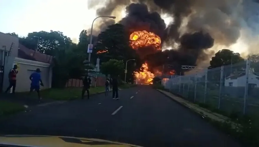 【影】南非油罐車爆炸　增至15死37傷　醫院、民宅慘遭波及