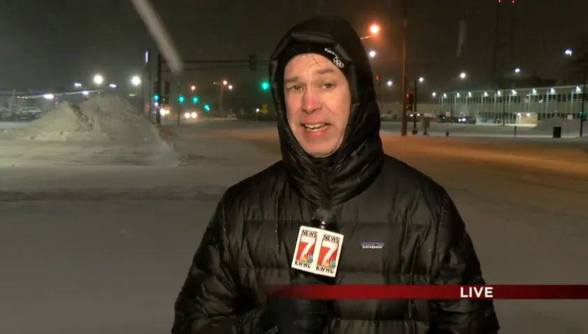 【影】美國體育記者遭調派大清早播報暴風雪　厭世表情狂發牢騷笑翻網友
