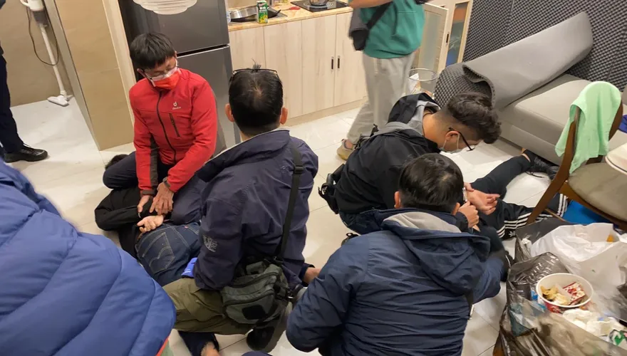 【影】台中柬埔寨！求職失聯悍警尋人　強力攻堅救出4人、逮捕2嫌