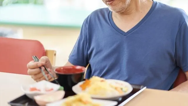 9旬翁「嫌太太煮飯不好吃」害食慾不振！竟是缺乏維生素B12惹禍