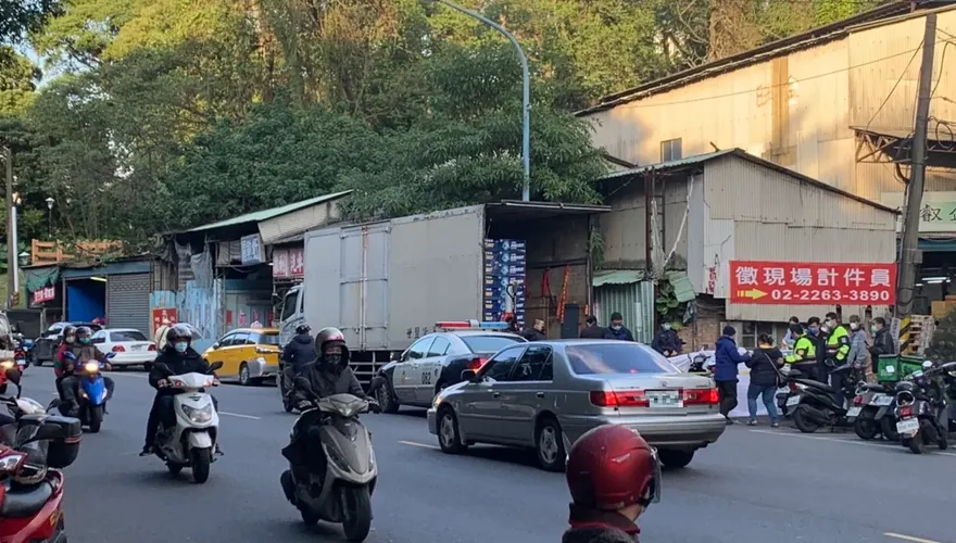 【影】妙齡女騎士撞上大貨車！　當場頸部斷裂慘死