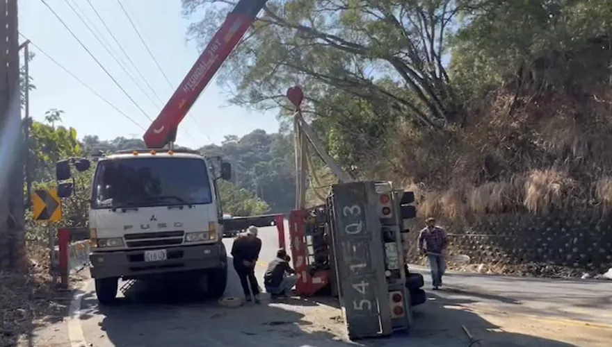 快訊/彰化貨車閃重機車隊失控　翻覆橫躺路中