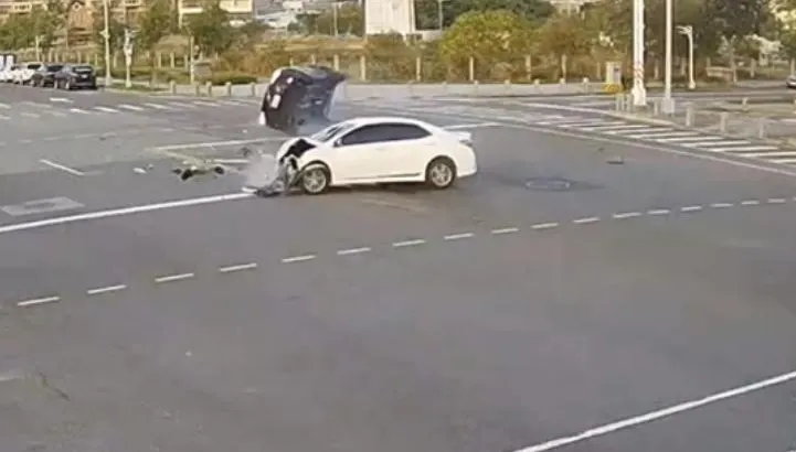 豐田神車路口疑闖紅燈　富豪休旅車遭撞翻滾1圈半2人傷
