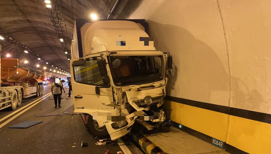 【影】重大車禍！國道3嘉義蘭潭隧道傳5車追撞　55歲女駕駛當場慘死