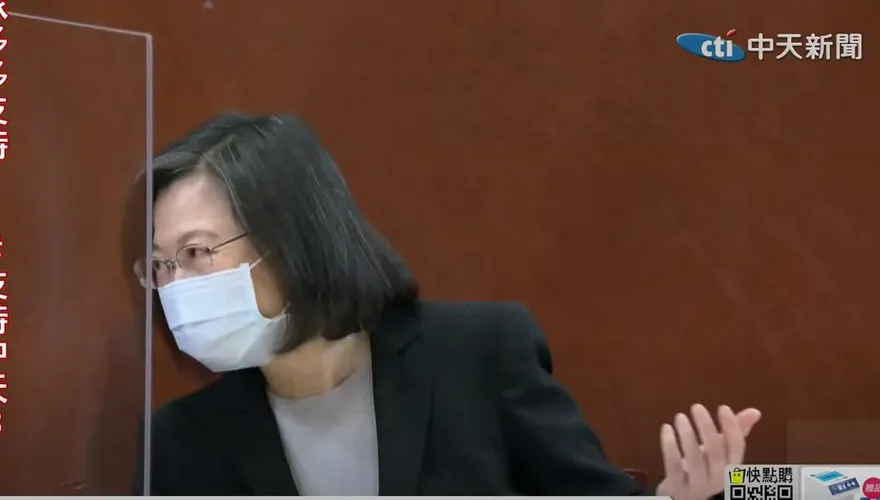 【影】蔡英文記者會突「失聲」！連試3麥「賴清德救援也沒用」雙手一攤超無奈