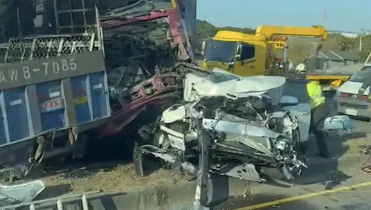 快訊/國4清水段爆連環車禍！多車嚴重變形損毀　受困駕駛送醫急救
