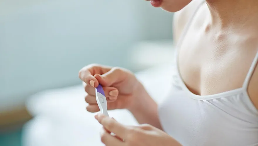 月經沒來是懷孕了嗎？醫曝懷孕「8變化」胸部脹痛、下體出血都是前兆！