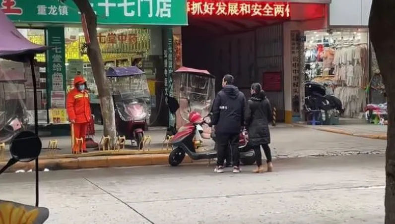7歲童當街「尬賽」遭勸阻！　爸媽烙髒話反嗆清潔工：是我們花錢在養你