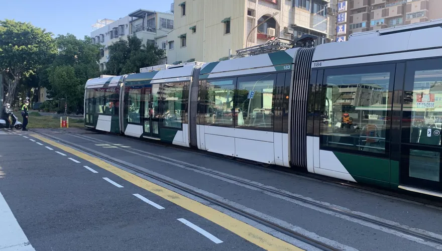 【影】老翁腳踏車闖紅燈穿越軌道　高雄輕軌列車遭撞