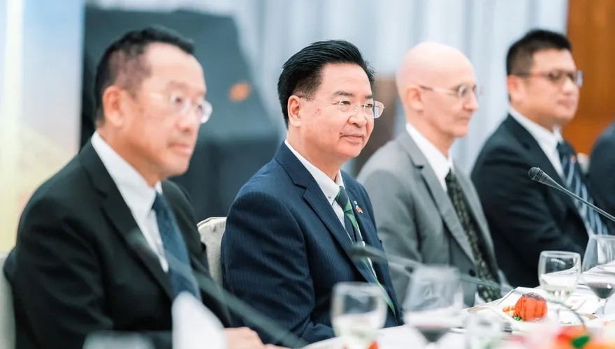 蔡英文宣布兵役延長後　吳釗燮「這句話」引爆網友怒火：你是國防部長嗎