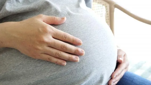 懷孕不能染髮？無知媽染髮後得知懷孕「秒衝醫院夾娃娃」！網全傻眼