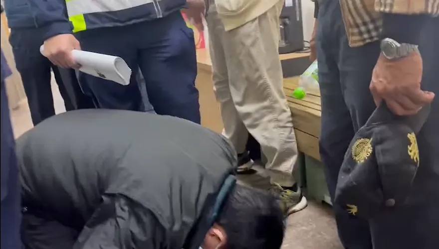 【影】左轉疏忽葬送母子性命！肇事司機現身向家屬下跪道歉：真的對不起