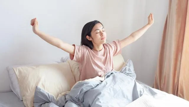 肩頸卡卡不舒服？醫曝「5方法」保養關節：賴床10分鐘可增加活力！