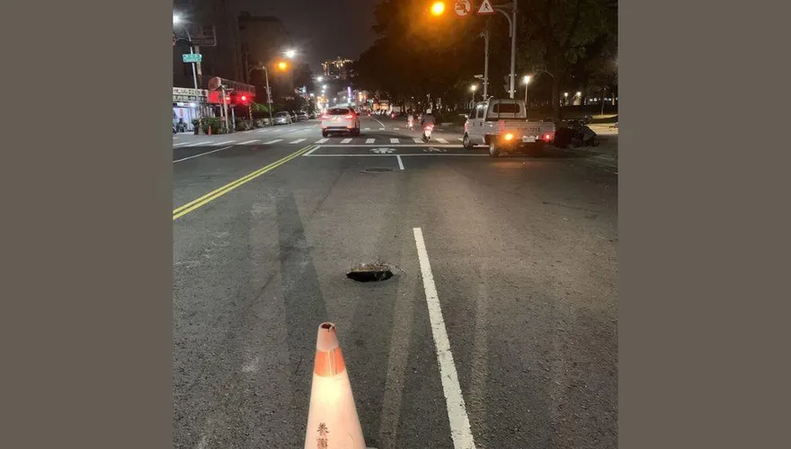 深度達1公尺！高雄市前鎮區晚間出現道路坑洞　警方緊急交管