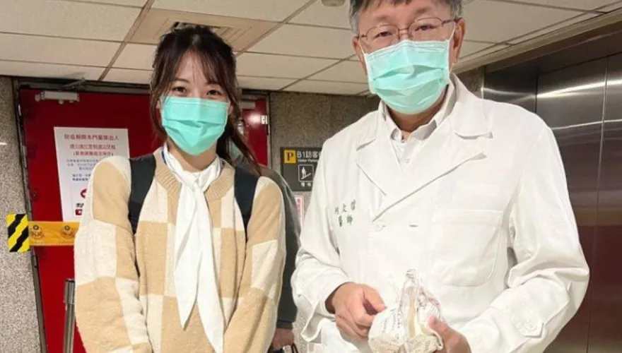 台大醫女神小馮「曬柯P合照」！他嘆「柯黑比柯粉多」　1.7萬網友看傻