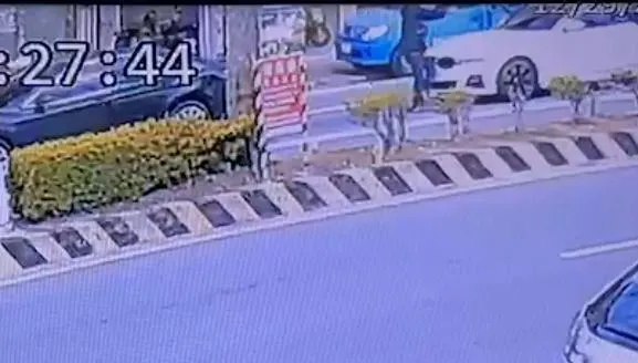 【影】台中沙鹿鬧區街頭11聲槍響！擄人案嫌犯衝撞警車　朝烏日方向逃逸