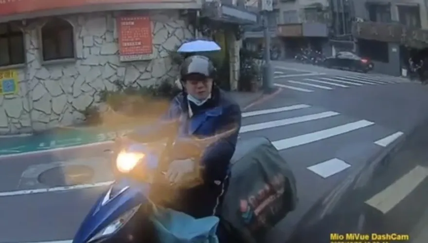 【影】正義哥街頭對決遮牌送報大叔　警：「遮蔽車牌」將依法開罰