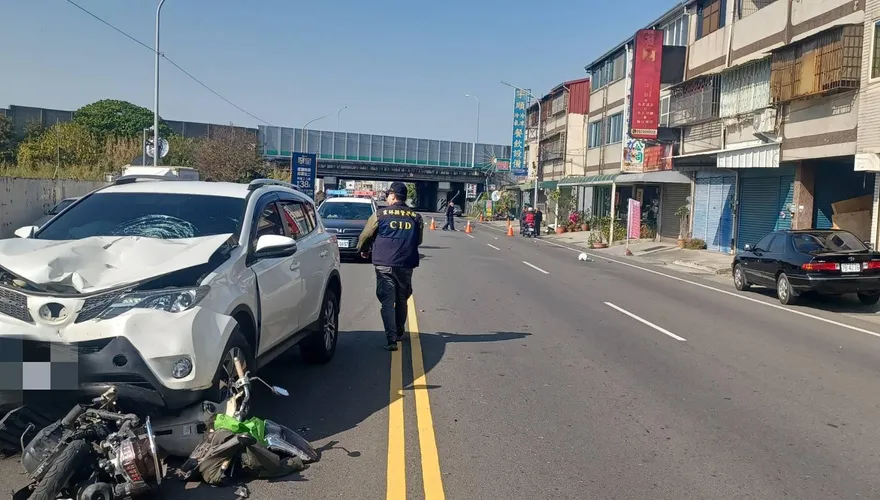 【影】休旅車狠吞機車！雲林女騎士左轉遭後車猛撞　拖行150公尺亡
