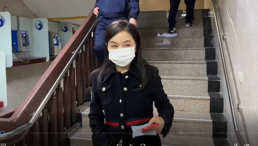 影/罵張淑娟還罵慈濟！周玉蔻囂張出庭　猛男護駕坐保時捷