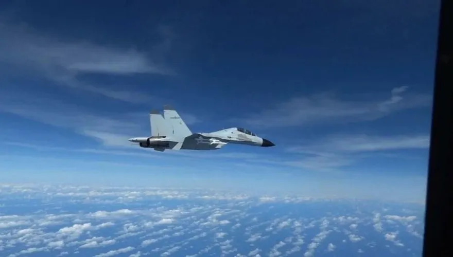 影/驚險！共機南海逼近美軍機　相距不到3公尺