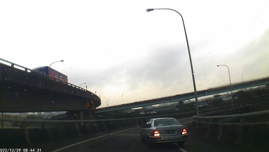 影/下錯交流道！國道三寶「倒退嚕」搖車窗揮手：你先過　1分鐘片曝光網友氣翻