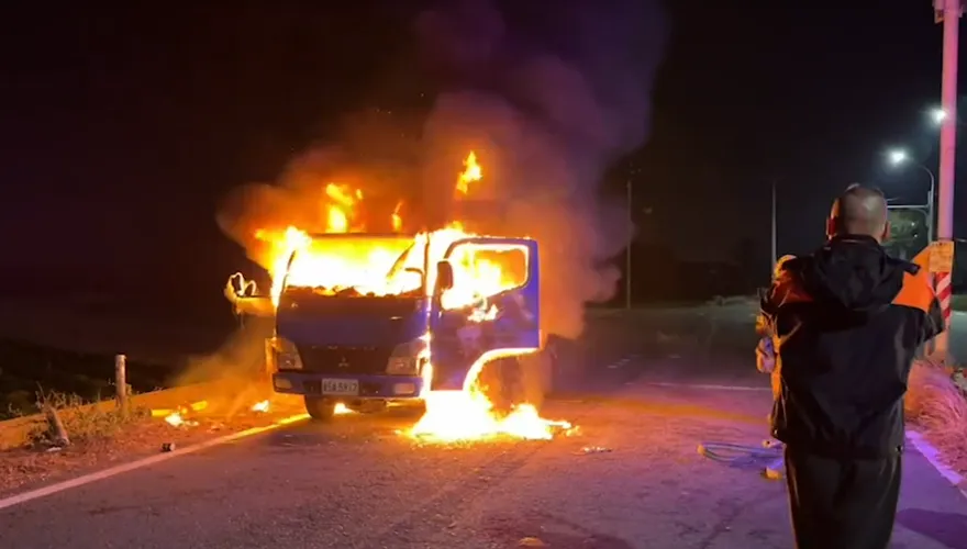 雲林驚傳火燒車！開到半路不明原因竄火舌　十分鐘撲滅車頭全毀