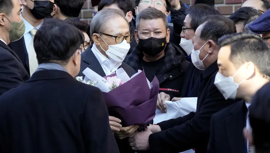 李明博特赦後首度露面發表談話　「願勞工福利得到加強」酸爆尹錫悅
