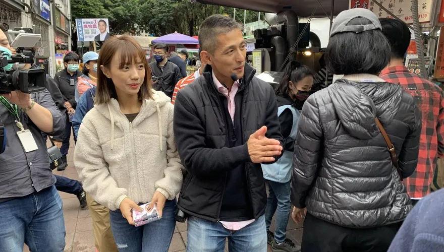 吳怡農選前衝刺掃街　妻子顏采薇首度現身陪同