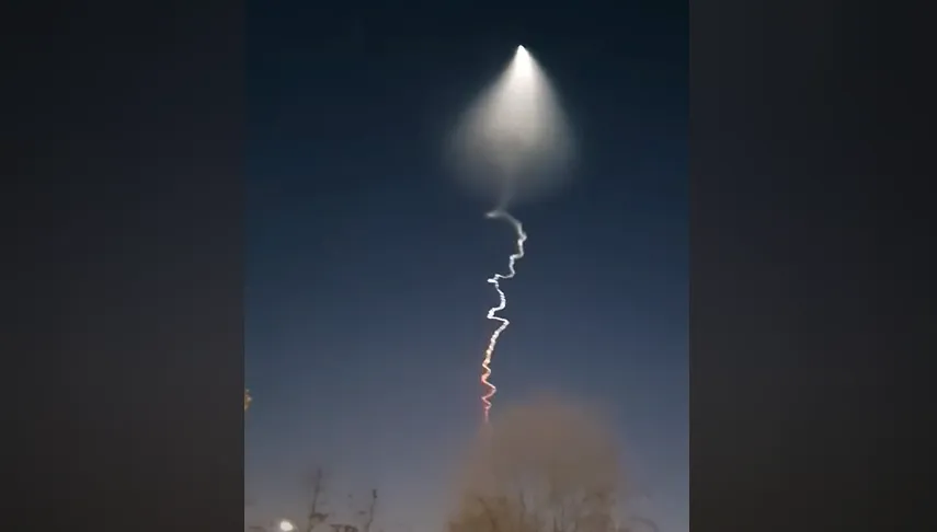 影/韓國上空驚現UFO？網嚇壞：外星人也來跨年　韓國防部說話了