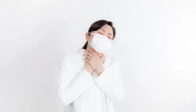不只感冒會喉嚨痛！26歲女看耳鼻喉科好不了　尿尿痛就醫才知染「淋病」
